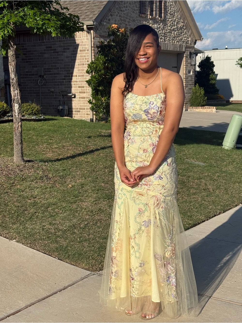 Elegant Yellow Floral Embroidered Evening Gown Size 8
